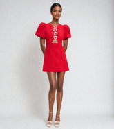 Rotes Kleid mit ausgehöhlten Puffärmeln